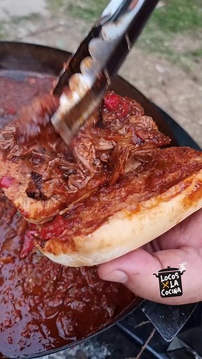 Tremenda carne al disco para este día de lluvia! 🙌🏻🌧 ✅️ A quién más le gusta cocinar al disco? No hay con qué darle eh! 🔥 acompañás con 🍷 o 🍺? 🍷GUARDÁ este reel y etiquetá a ese amig@ para hacerlo la proxima juntada! 👈🏻 . . . #locosxlacocina #carnedesmechada #disco #cocinaladisco #amigos #foodporn #foodie #food #fuego #fire #chef #carnes #cooking #asmr #juicy #recipes #lovefood #asado #meat #carne #wine #steak #padre #padreehijo #familia
