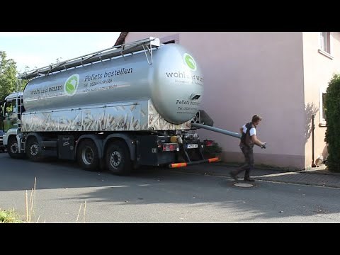 Selbstgebautes Pelletlager mit Holzpellets befüllen/Fill self-made pellet storage wood pellets