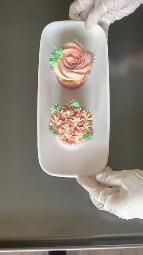 Easy way to create two-tone hydrangea and rosette cupcakes #cupcakes #cupcakesofinstagram #cakedecorator #instagramreels #fbreels #bakers #beginners | Janet Rafael-White