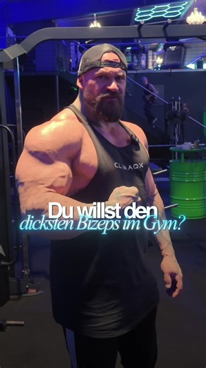 Du willst den dicksten Bizeps im Gym? 🦾 Mehr Masse am Arm bekommst du durch Hammer Curls. Sie treffen vor allem den Brachialis und sorgen dafür, dass dein Arm von der Seite richtig dick aussieht. Willst du mehr Peak und einen volleren Look von vorne, dann brauchst du saubere Preacher-, kontrollierte Langhantel- oder Kurzhantel-Curls oder Cable Curls oder auf der Schrägbank. Trainiere smart, trainiere mit System. Für mehr echte Gains statt Ego-Lifts: Folge mir und GetFit. 🦾 #armtraining #bizeps