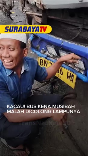 Viral! sebuah momen yang menyorot saat seorang pria terpantau diduga hendak mempreteli atau melepas lampu yang masih menempel di bus yang mengalami kecelakaan. Hal itu kini ramai usai diunggah di sosial media salah satunya akun transnasionalid Mengetahui aksinya terekam kamera, ia langsung cengengesan dan berdalih tak apa diambil sebab sang sopir hanya patah kaki, bukan meningga dunia. Warga yang merekam sontak menegur dan melarangnya mengambil barang dari orang yang sudah terkena musibah. Sebel