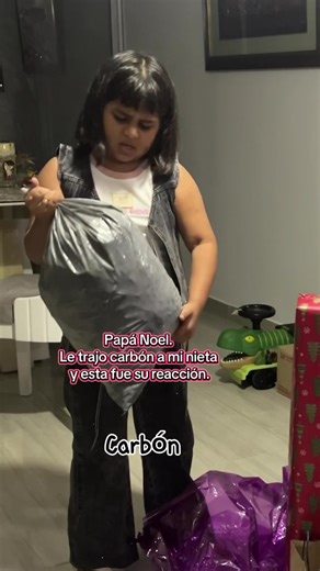 Papá Noel le trajo carbón a mi nieta: Su reacción