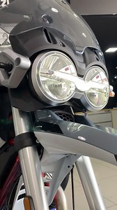 En esta review, exploramos cómo la nueva V85TT combina su legado clásico con características modernas que redefinen la aventura 🦅 Conoce cada detalle que hace de esta moto una referencia en su categoría. #MotoGuzziV85TT #ReviewV85TT #AventuraPremium #MotoGuzziColombia | Moto Guzzi