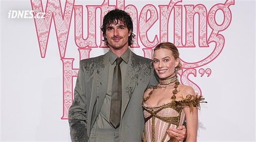 Jacob Elordi prozradil, jak s Margot Robbie natáčeli vášnivé scény v Bouřlivých výšinách - iDNES.cz