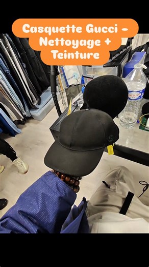 Un client est venu me déposer sa casquette Gucci noire qui était complètement décolorée. Après un nettoyage en profondeur et une teinture noire uniforme, la casquette a retrouvé tout son éclat. 🖤 Petite surprise lors de la prestation : découverte d’une puce d’identification intégrée à l’intérieur du modèle 🔎. 👉 Prestations disponibles au showroom Yëre Design (11 rue Soddy, Créteil). 📦 Nettoyage, teinture & restauration d’accessoires de luxe. #YereDesign #Gucci #CasquetteGucci #LuxuryCare #te