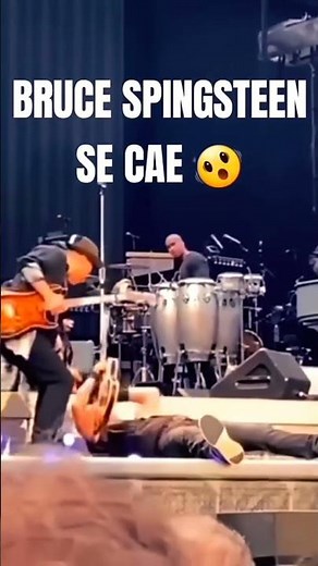 Cae Bruce Spingsteen en escenario #brucespringsteen #liveconcert