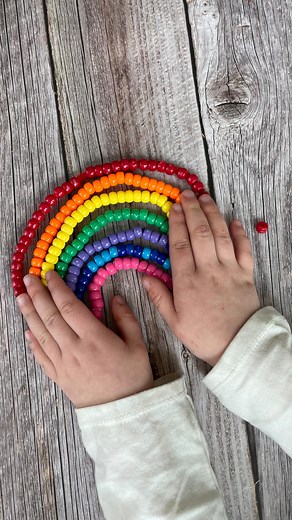 Have your kids ever made a pony bead rainbow? It’s simple and powerful and works on color recognition, fine motor, and it creates a cute little craft! Save to try and make sure you’re following us for more simple ideas! #kidscrafts #simpleplay #craftsforkids | Stay at Home Activity Mom