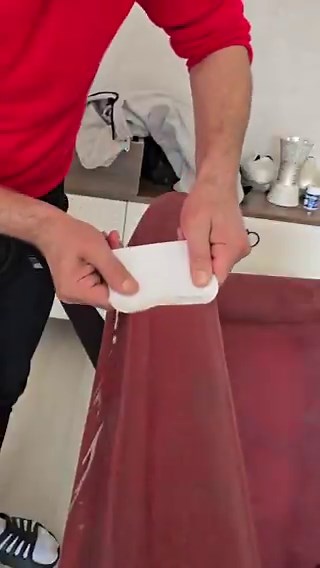 Bir koltuk yıkamacı, müşterisinin ne yaparsa yapsın çıkaramadığı kiri ve leş gibi kokan koltuğu fabrikadan çıkmış gibi temiz hale getirdi.