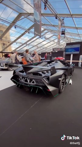 Bugatti Veyron Super Sport vs Lamborghini Veneno Roadster: Which Hypercar Reigns Supreme?