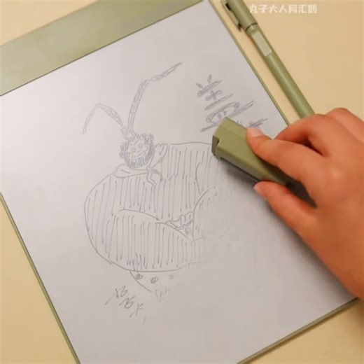 😱😱No ink, no batteries, zero consumables required. Utilizing magnetic film technology, the special pen tip attracts iron powder within the film when it touches the tablet's surface, forming black ink. It can be rewritten over 100,000 times, truly achieving "zero consumption." 💥💥The surface is coated with a paper-like coating and comes with a dual-tip pen (1.2mm thick tip/0.8mm fine tip), providing writing resistance close to real paper to prevent slippage and ink breaks, making it suitable f