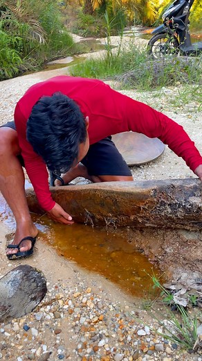 1.2M views · 3.9K reactions | Amazing discovery, gold treasure found under buried old wood. #Amazing #discovery #goldtreasure #foundgold #buried #wood #gravetreasure #goldmining #goldpanner #goldhunting #golddiscovery #goldsearch | Gunawan Satria | Facebook