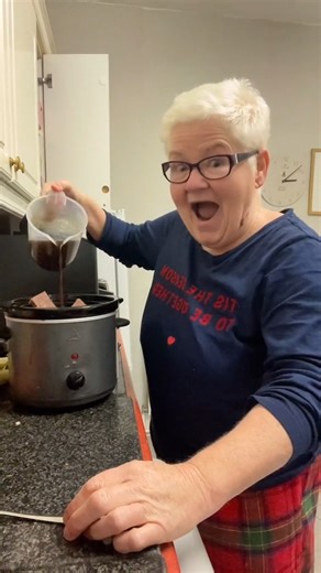 This small slow cooker serves 2/3 and was from @Asda i think it was around £9 #cornedbeefhash Ad | 𝓡𝓮𝓬𝓲𝓹𝓮𝓼 𝓑𝔂 𝓝𝓪𝓷𝓷𝓪 𝓑𝓮𝓪