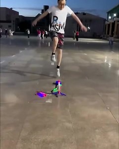 𝗣𝗲𝗱𝗮𝗹 𝗥𝗼𝗰𝗸𝗲𝘁 🚀 𝗟𝗮𝘂𝗻𝗰𝗵𝗲𝗿 𝘄𝗶𝘁𝗵 𝗗𝗮𝘇𝘇𝗹𝗶𝗻𝗴 𝗟𝗶𝗴𝗵𝘁𝘀 A rocket launcher shoots foam rockets into the air. This outdoor play toy can keep your child busy for hours. The more pressure that is applied on the pedal, the more far it goes. https://bit.ly/3DQbPmj | Toy Company