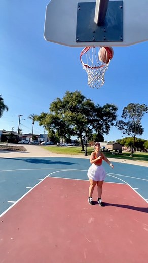 Autumn Nelson | When you finally make the shot 😅😤 #colorsofautumn #thickandcurvy #thickfitchick | Instagram