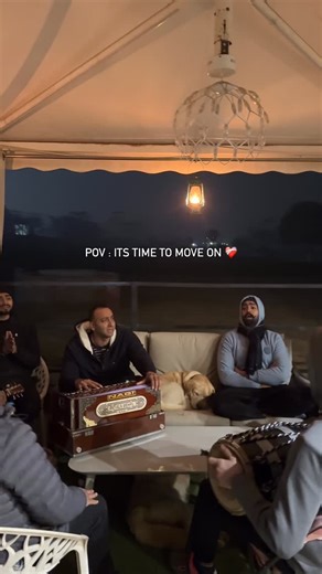 Patiala Mehfil on Instagram: "Ae dil kissi ki yaad mein Hota hai beqarar kyun Jis ne bhula diya tujhay Uss ka hai intezar kyun Wo na miley ga ab tujhay Jis ki tujhay talaash hai Rahon mein aaj be-kafann Teri wafa ki laash hai Yeh to zara bata mujhay Tu nay kiya tha pyaar kyun Ae dil kissi ki yaad mein Hota hai beqarar kyun Anso jo hein rukay huye Hans ke inhein baha bhi de Jitnay hein daagh pyar ke Ro key inhein mita bhi day Tu ne hai phir bana liya Gham ko galay ka haar kyun Ae dil kissi ki yaa