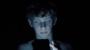 Tráiler de Do Not Open, la película de terror que hará que sueltes el móvil