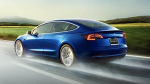 Tesla Model 3 Crashes Into Overturned Truck