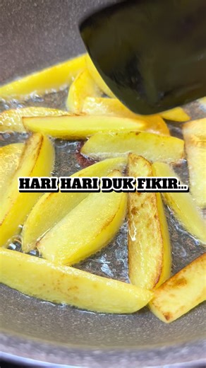 Penat ye kadang kepala ni asyik berfikir - dari celik mata, sampai pejam mata. Hari ni actually anak-anak mintak nasi, telur and kicap aje actually… Tapi nak kena jugak fikirkan the big boys, yang nak makan nasi lain…yang tak na makan nasi lain. So we go simple dimple! #alhamdulillah Hari ni kita start siang sebab Sonshine abis skolah siang, lepas tu kena return for NSG. Penat? Yes, but I won’t give my life up for anything. Especially now when I have the best of both worlds- family and also my l