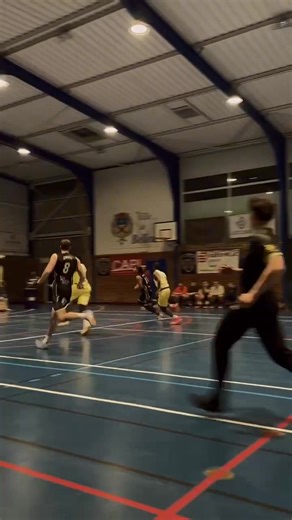 Nous tenons à féliciter notre équipe de seniors 1 qui est aujourd’hui à 11 victoires pour 0 défaite !!! Ce samedi 17 janvier à 20h30, ils se sont opposés contre la Croix Saint-Ouen et nous en ont encore une fois mis plein les yeux en gagnant ce match 109 à 72 !!! Nous remercions donc l’ensemble de l’équipe ainsi que le coach ! Un grand merci aussi à Emilie Betoulle pour cette vidéo magnifique. Continuez comme ça ! | FC BELLEU BASKET