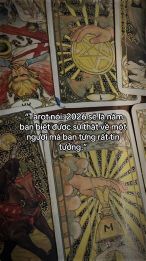 “Tarot nói: 2026 sẽ là năm bạn biết được sự thật về một người mà bạn từng rất tin tưởng.” Có những mối quan hệ trong cuộc đời chỉ đến để dạy bạn một bài học. Năng lượng của 2026 cho thấy một sự thật liên quan đến một người rất quen thuộc với bạn sẽ dần lộ ra. 1. Người này từng có vị trí khá quan trọng trong cuộc sống của bạn Đó có thể là bạn bè, người từng thân thiết, hoặc một người bạn từng đặt nhiều niềm tin. Vì vậy khi sự thật dần rõ ràng, cảm giác đầu tiên của bạn có thể là bất ngờ. 2. Những