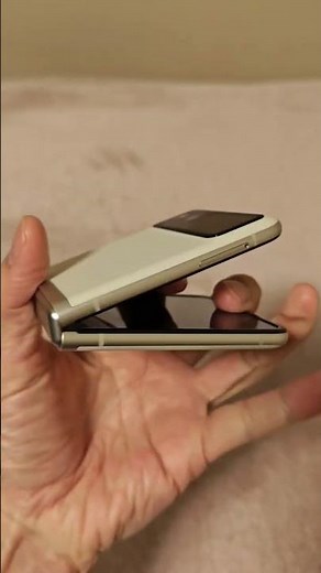 Open the flip phone easily with one hand
