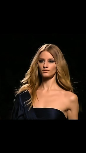 Linda Vojtova: Captivating Emanuel Ungaro Runway Walk