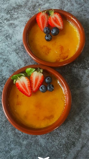 Fransheska lajara on Instagram: "Ricette Natalizie Ep 11 ✨ Crème Brûlée alla Vaniglia “Cucinagold” 📝Ingredienti:🇮🇹🇮🇹 • 240 ml di panna da montare • 1 cucchiaio di estratto di vaniglia • 100 g di zucchero • 100 g di tuorli d’uovo • 1 bacca di vaniglia • Zucchero extra per caramellare Preparazione: Preriscalda il forno a 175 °C. In un pentolino, scalda la panna con l’estratto di vaniglia. In una ciotola, mescola lo zucchero con i tuorli. Incidi la bacca di vaniglia nel senso della lunghezza, 