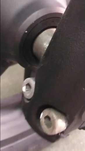 レブル500のフロントフォークのセンター出し芯出タイヤ交換ホイールバランス後タイヤを装着シャフト右ナット固定してから緩い左を手で位置決め、このあとフォークを数回沈み込ませてセンター出し20260701