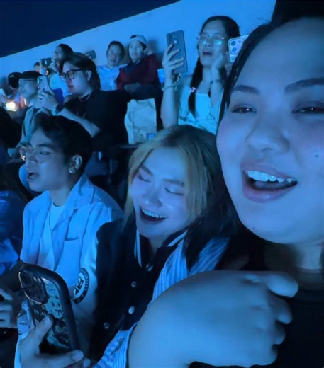 rich in life kase hindi na lang sa harap ng gin bilog namin to pinakikinggan 😅😆 #ilikeyou #day6 #day6inmanila #thedecadeworldtour #thedecadeinmanila @Lloydeu @Rowhna_쿠키🍪