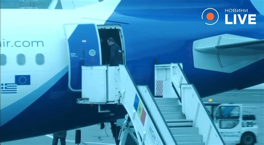 🇲🇩 Fugitive Moldovan oligarch Vladimir Plahotniuc has been extradited to Chișinău, — NewsMaker On September 25, the former leader of the Democratic Party was flown under escort from Athens. According to the Ministry of Justice, he was immediately placed in a solitary cell in Prison No. 13 upon arrival. Plahotniuc was arrested on July 22 at Athens airport while attempting to fly to Dubai. Authorities found 21 documents under different names on him, and five more with his associate, Constantin Ț