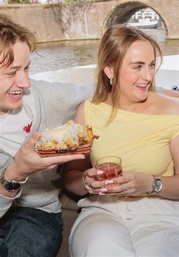 When you thought eating fries couldn’t get any better! You can now enjoy Fabel Friet while cruising through Amsterdam’s canals, together with Flagship Amsterdam. Tickets for the ‘Cruise & Fries’ are available via the link in bio. #flagshipamsterdam #fabelfriet #amsterdam #exploreamsterdam #canalcruise