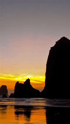 The breathtaking beauty of Cannon Beach awaits you right here in the U.S. 🌊 🪨 . Comment down below if you'd visit Cannon Beach ⬇️ . #Travelbetter #Cannonbeach #Oregon #Traveladvisor | 4 States Bucket List Travel