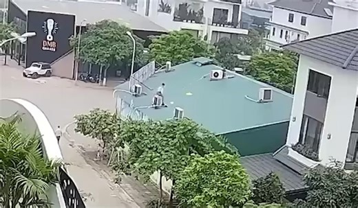 The outdoor unit of the air conditioner exploded