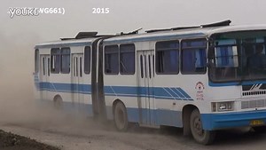 WG6150铰接客车越野行驶