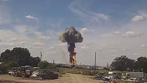 VIDEO: Explosion at rocket testing stand