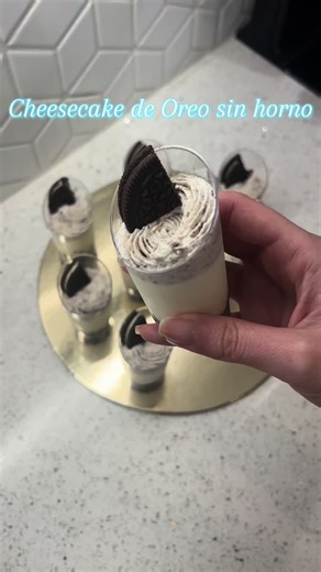 Cheesecake de Oreo sin horno, fácil y delicioso. Dime en los comentarios si quieres el paso a paso con las cantidades😋 #cheesecakedeoreo#minidesserts #postresenvasitos#fyp#CapCut