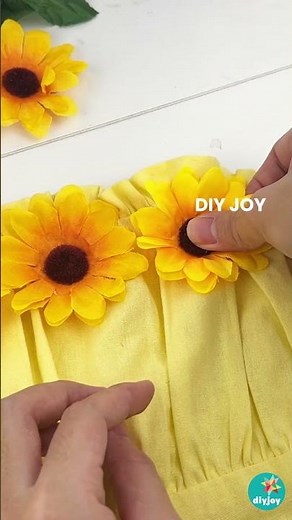 Turn a fake sunflower garland into a whole outfit | DIY Couples Costume #halloweencostume