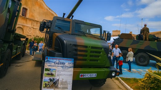 Véhicules blindés français exposés au public