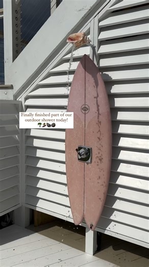 Now THIS is a shower!🏄‍♀️🚿🐚 @beccaingle brilliantly used a surfboard and a conch shell to make the ultimate outdoor shower 🌴☀️ #homeworthy #diydesign #diyinspo #OutdoorShower #CoastalLiving #BeachHouseGoals | Homeworthy