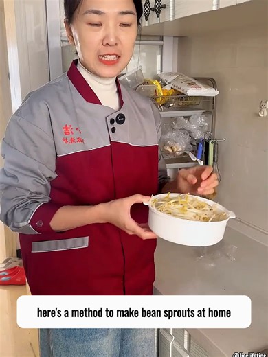 Spring is here! Want to enjoy fresh veggies at home? Try growing mung bean sprouts with this easy method! Have you ever grown your own sprouts? 🌱✨ #HomeLifeTips #GrowBeanSprouts #SmartKitchen #MungBeanSprouts #HomeHacks