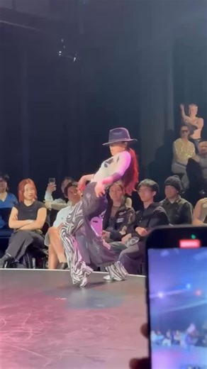 Yuming Li on Instagram: "Final round Give it for MJ🎩 #waacking #waackingdance #freestyle #waackingworld #waackingbattle #dancebattle #danceevent #sydneywaacking"