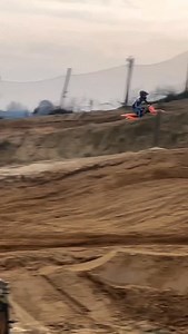 👀 Áron Katona already getting to grips with the 250cc machine - this kid is a 𝘁𝗮𝗹𝗲𝗻𝘁 🍊 🎥 @katona.aron817 | Gate Drop MX
