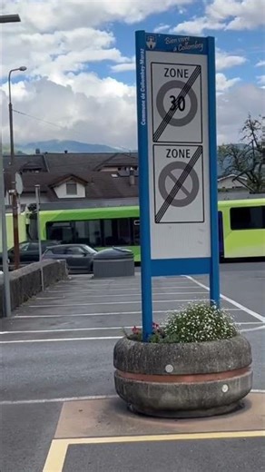 Départ du train TPC: AOMC à Collombey Village. #depart #train #tpc #aomc #collombey #suisse