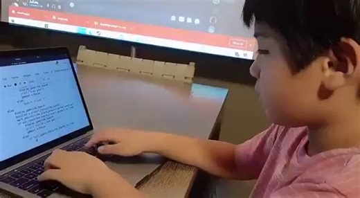 深圳13岁男孩随手写的代码，被人赚走450万美金，自己一分没拿到谁能想到，一个深圳13岁男孩，寒假闲得无聊写的Python代码，最后竟让人狂赚450多万美元，而他自己，一分钱收益都没有。寒假期间，这个才上初中的男孩，因为没事做，就靠着一个Claude会话，花了三天时间，写了个简单的Python脚本，当晚就直接传到了GitHub上。整个仓库就8个文件，README还是用很蹩脚的英语写的，项目描述只有一句：帮我快速读取体育新闻的AI代理。更让人意外的是，他自己根本运行不了这个脚本。毕竟才13岁，没有银行账户，没有任何支付方式，连一美元都没法投入，传完代码，看着仓库零星几个星标，就合上电脑去吃晚饭了，压根没把这事放在心上。时间一晃过了六个月，有人给男孩发了一张截图，他直接看懵了。自己随手传的脚本，已经被fork了2400次，而其中一个分叉脚本对应的钱包余额，竟然高达4526176美元！明细清清楚楚：452614799197，总利润4526176美元，一共完成4548次预测，账号加入时间是2026年1月。原来，是新加坡一名27岁的开发者，花40美元从私人列表上，买了这个男孩脚本的副本。他没改一