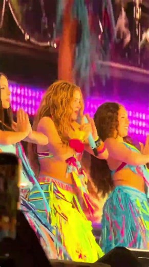 Shakira - Waka Waka (Live at #LMYNLWorldTour) #Shakira #LMYNL