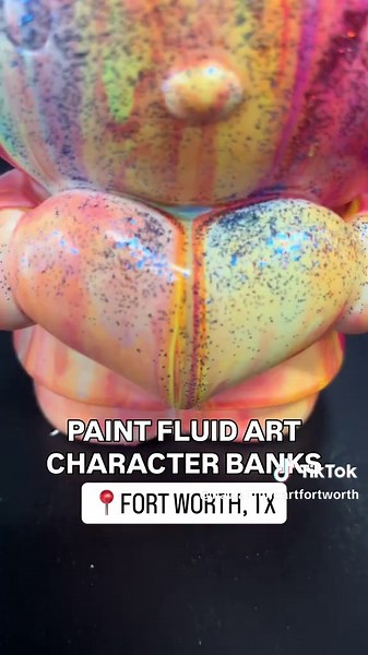 💖🎀✨ So much cuteness we can’t even! These fluid art character banks are giving major preppy sparkle vibes 🌸 🌈 Each one is totally unique, full of glitter! Perfect for girls night out, kids birthdays, fun with friends, or a sweet mother-daughter day 🩷 Come create your own cutie at our studio 💖 Book on our site 🌷 Let’s make something sparkly together 💎 #fortworth #thingstodo #girlsnight #birthday #datenight