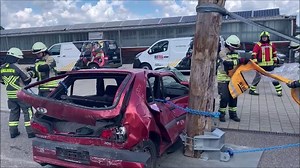 Another training video for the chain rescue. Here we show the rescue scenario if the car do have a side impact towards a tree. Also crossramming is possible with chains! Die deutsche Version dieses Ausbildungs-Videos folgt um 14:00 Uhr | WEBER RESCUE SYSTEMS