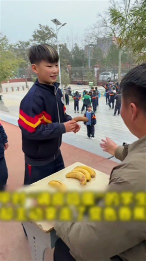 बच्चे ने अपनी ईमानदारी से जीता टीचर का दिल #shorts #banana #youtube #child