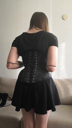 Is it possible to tighten a corset by yourself? I'd usually have a mirror to see if the back is straight tho...#corset #corsets #korsetti #goth