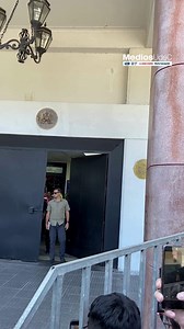 🔴Así fue la salida del Presidente Gabriel Boric de la reunión de emergencia con diversas autoridades de la zona, sostenida hoy en la Delegación Presidencial de la región del Biobío. ❗Una gran multitud aplaudió y mostró su cariño al mandatario, que ahora se dirigirá al centro de acopio de Isla Rocuant en Talcahuano. 📹: Bruno Rozas | Diario Concepción